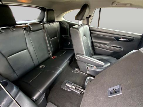 Used 2020 Toyota Highlander XLE AWD/4WD image 18
