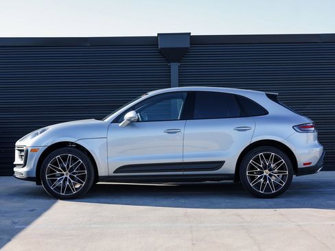 Certified 2025 Porsche Macan image 2