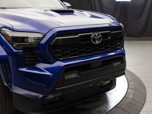 Used 2025 Toyota Tacoma TRD Sport AWD/4WD image 3