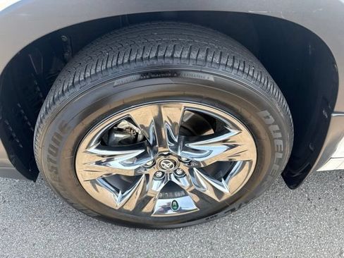 Used 2018 Toyota Highlander Limited Platinum AWD/4WD image 12