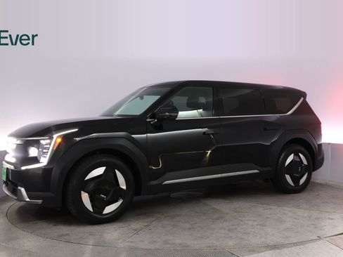 Used 2024 Kia EV9 Light Long Range RWD image 18