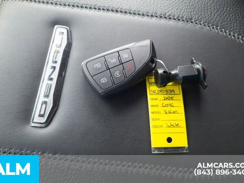 Used 2025 GMC Yukon Denali AWD/4WD image 21