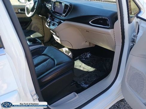 Used 2023 Chrysler Pacifica Touring-L FWD image 13