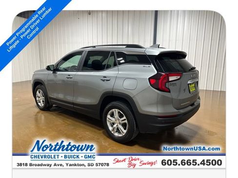 Used 2024 GMC Terrain SLE w/ Driver Convenience Package image 3