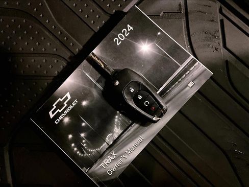 Used 2024 Chevrolet Trax RS image 32