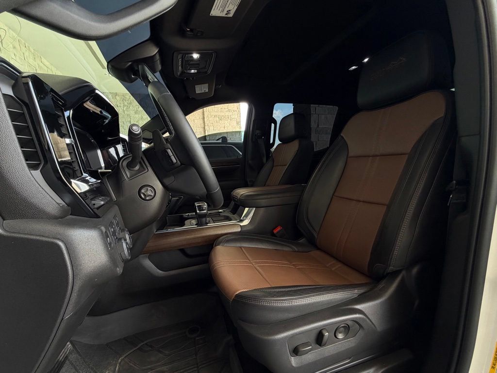 Used 2023 Chevrolet Silverado 1500 High Country w/ High Country Premium Package AWD/4WD image 6