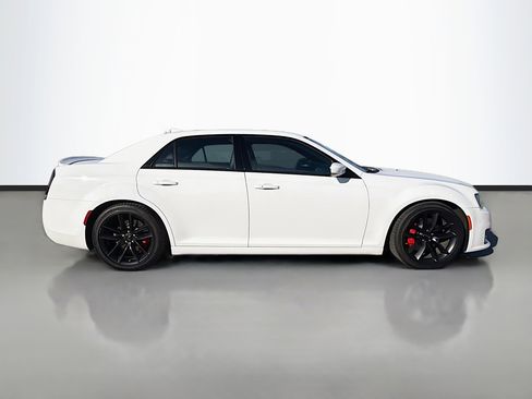 Used 2023 Chrysler 300 C image 6