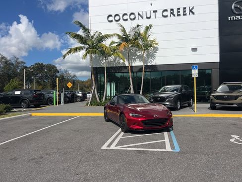 Used 2021 MAZDA MX-5 Miata Club image 2