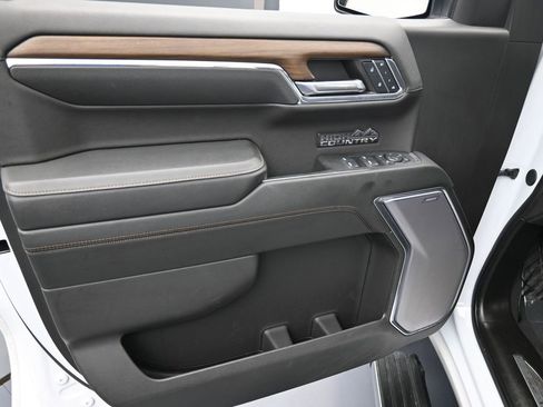 Used 2024 Chevrolet Silverado 1500 High Country w/ Technology Package image 17