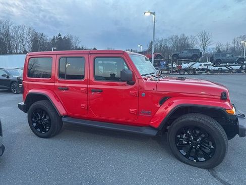 Used 2025 Jeep Wrangler Unlimited Sahara AWD/4WD image 7