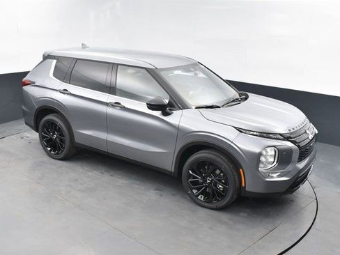 Used 2023 Mitsubishi Outlander SE image 34