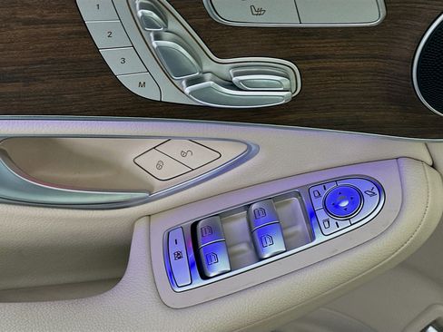 Used 2022 Mercedes-Benz GLC 300 4MATIC w/ Premium Package Lite image 15