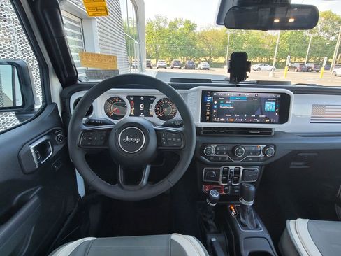 Used 2025 Jeep Gladiator Sport AWD/4WD image 18