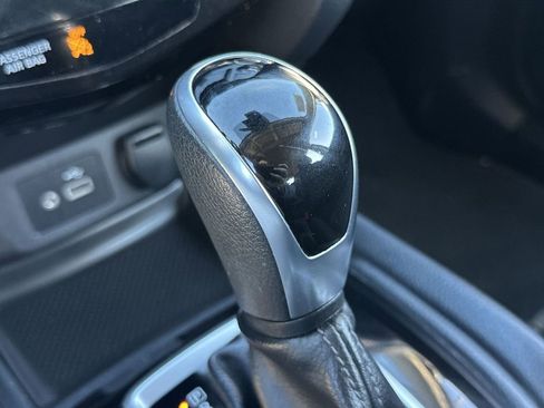 Used 2019 Nissan Rogue S image 19