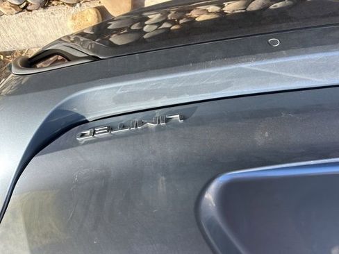 Used 2021 Toyota Highlander Limited image 3