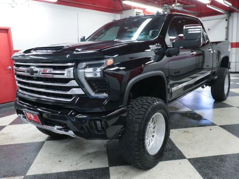 Used 2024 Chevrolet Silverado 2500 High Country w/ High Country Premium Package AWD/4WD image 5