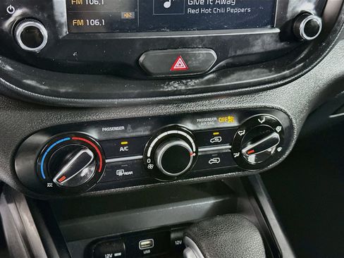 Used 2025 Kia Soul LX w/ LX Technology Package FWD image 23