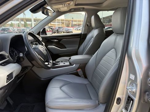 Used 2021 Toyota Highlander XLE FWD image 29