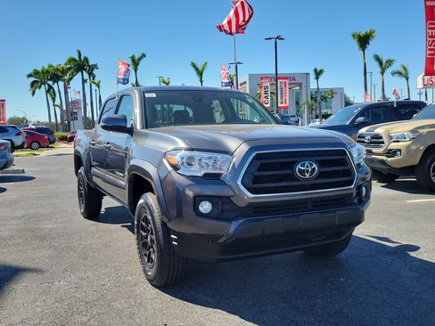 Used 2022 Toyota Tacoma SR5 w/ Technology Package image 2