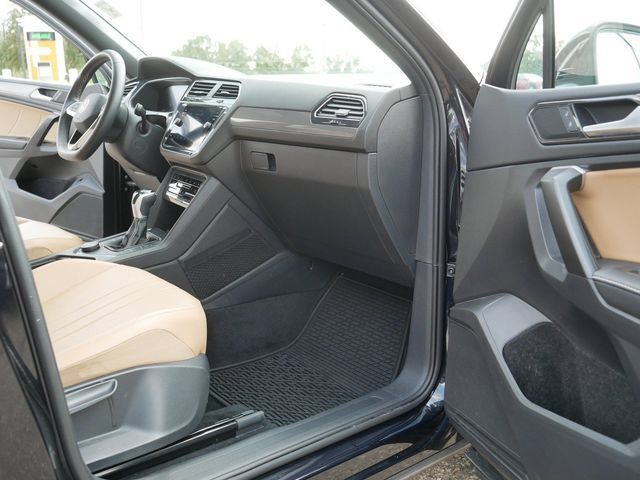 Certified 2024 Volkswagen Tiguan SE w/ Panoramic Sunroof Package AWD/4WD image 20