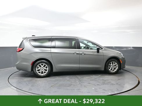 Used 2025 Chrysler Pacifica Select image 2