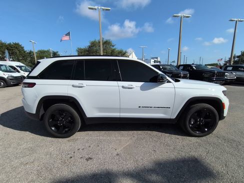 Used 2025 Jeep Grand Cherokee Limited w/ Luxury Tech Group II AWD/4WD image 4