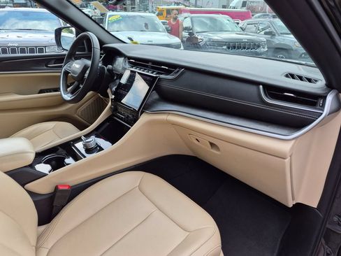 Used 2023 Jeep Grand Cherokee L Limited AWD/4WD image 27