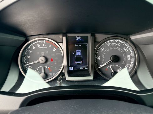 Used 2021 Toyota Tacoma TRD Off-Road w/ Technology Package AWD/4WD image 12