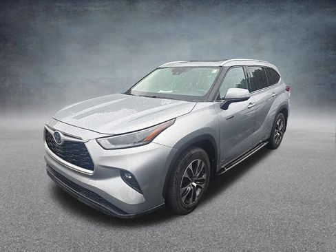 Used 2021 Toyota Highlander XLE AWD/4WD image 5