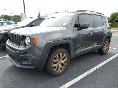 Used 2018 Jeep Renegade Latitude w/ Popular Equipment Group AWD/4WD image 3