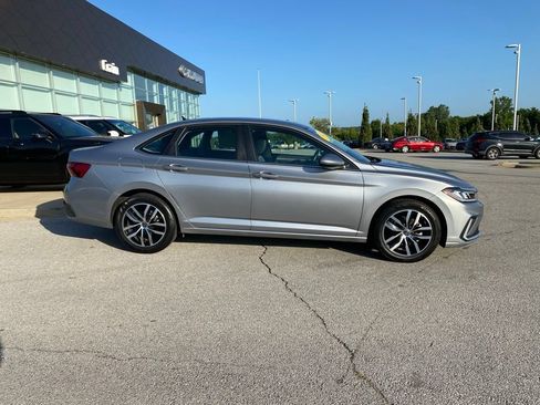 Used 2025 Volkswagen Jetta SE FWD image 9