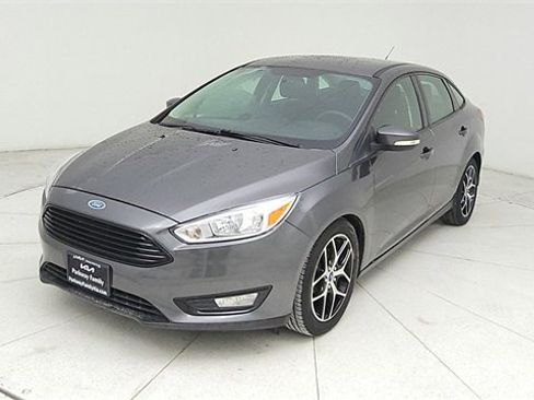 Used 2017 Ford Focus SE image 1