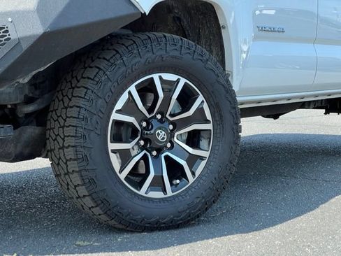 Used 2021 Toyota Tacoma TRD Sport w/ Technology Package AWD/4WD image 2