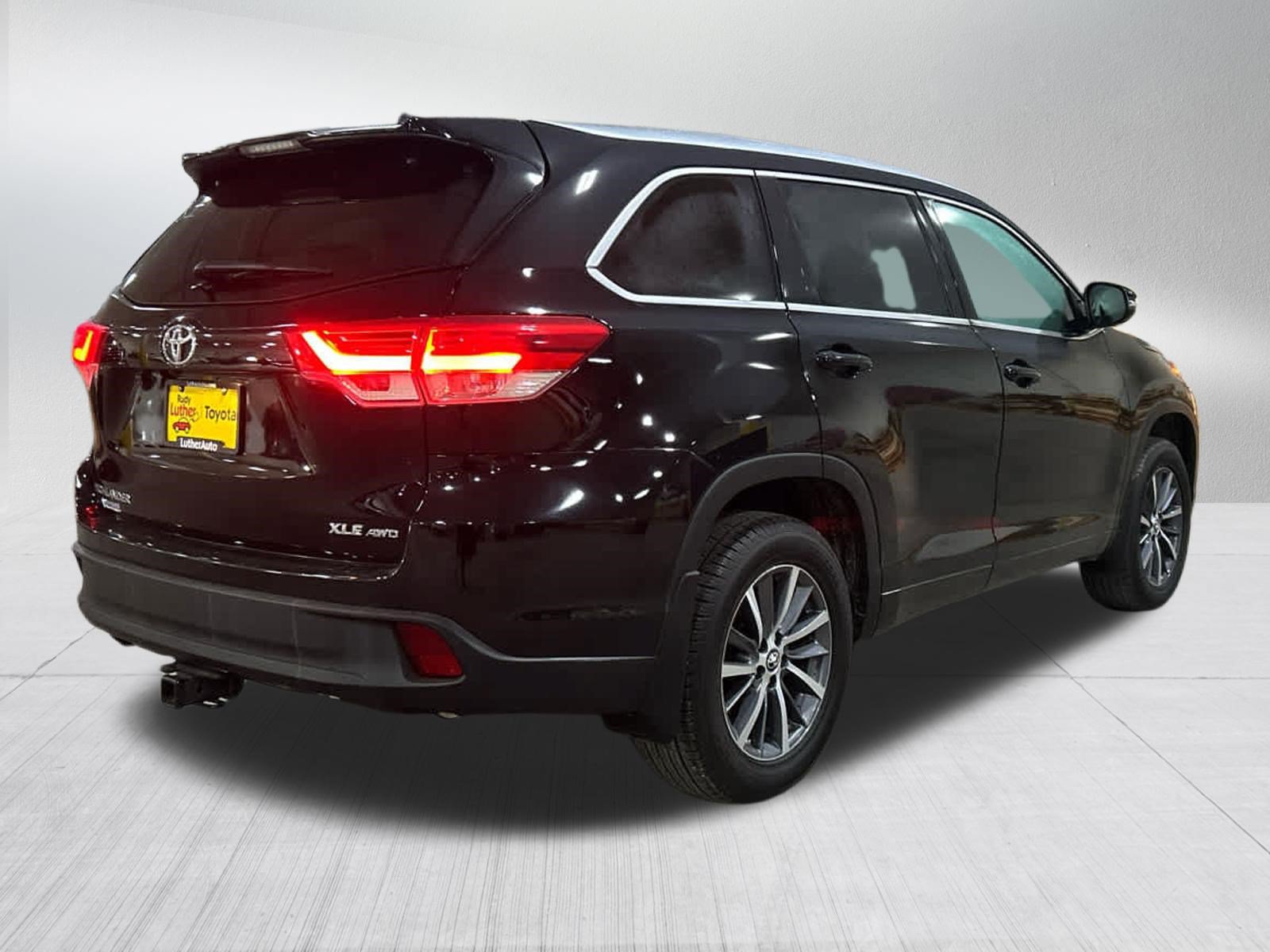 Used 2018 Toyota Highlander XLE AWD/4WD image 11