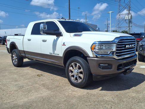 Used 2022 RAM 2500 Limited AWD/4WD image 2