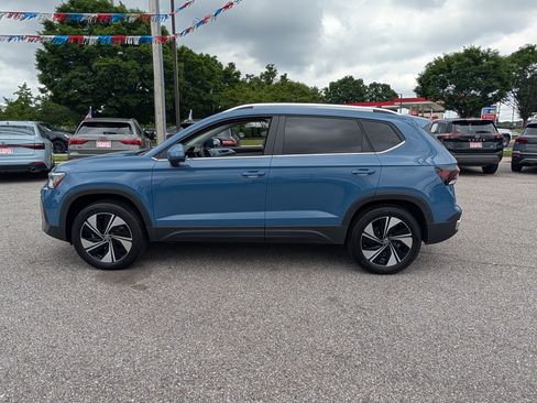 Used 2025 Volkswagen Taos SE AWD/4WD image 6