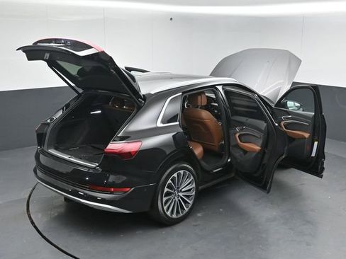 Used 2019 Audi e-tron Prestige w/ Prestige Package image 60