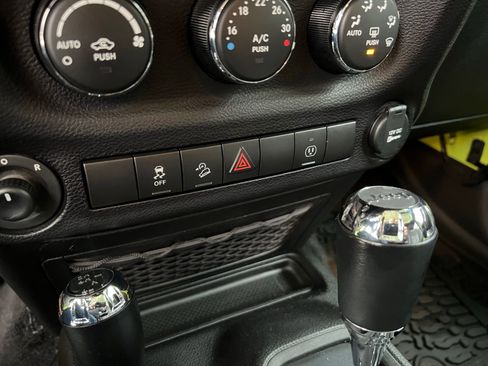 Used 2017 Jeep Wrangler Unlimited Rubicon w/ Connectivity Group image 17