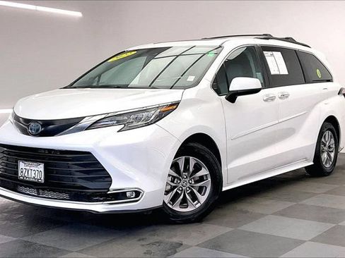 Used 2022 Toyota Sienna XLE w/ XLE Plus Package FWD image 12