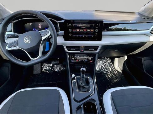New 2026 Volkswagen Taos SE image 7