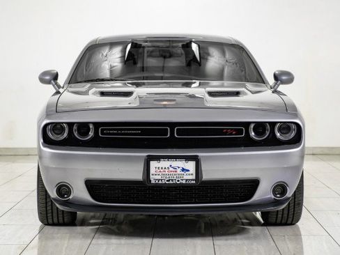 Used 2017 Dodge Challenger R/T image 3