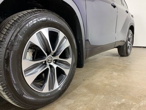 Used 2022 Toyota Highlander XLE image 2