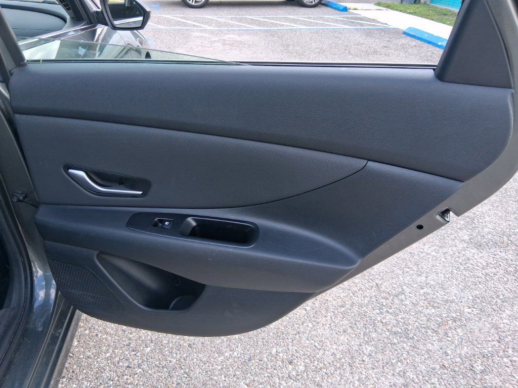 Used 2025 Hyundai Elantra SEL FWD image 19