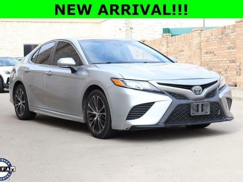 Used 2018 Toyota Camry SE w/ Moonroof Package FWD image 1