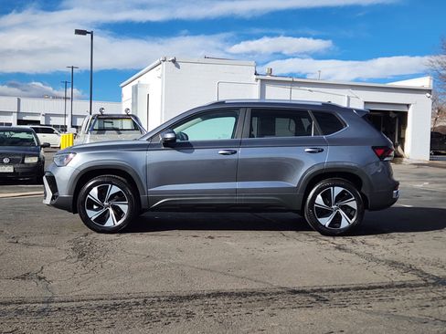 Certified 2025 Volkswagen Taos SE image 2