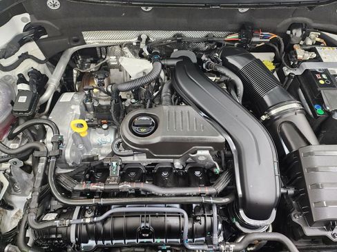 Used 2025 Volkswagen Taos SE image 39