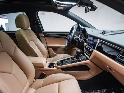 Certified 2025 Porsche Macan AWD/4WD image 21