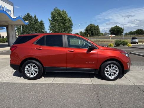 Used 2020 Chevrolet Equinox LS w/ LS Convenience Package AWD/4WD image 3