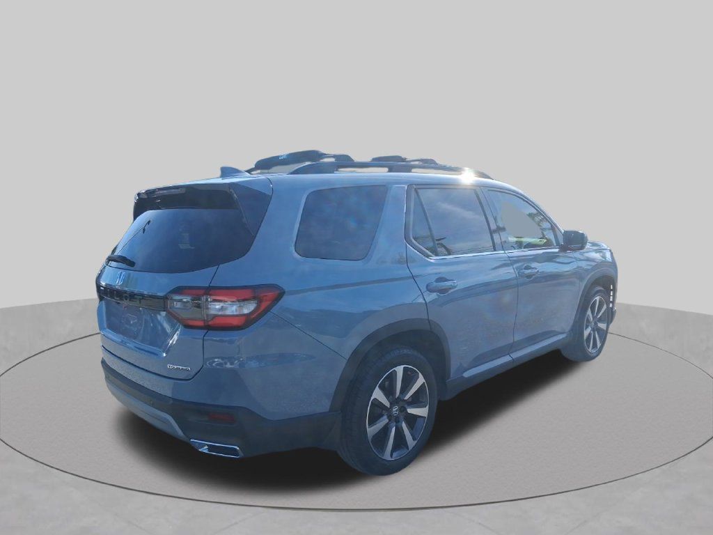 Used 2025 Honda Pilot Touring image 7
