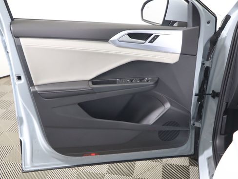 Used 2025 Volkswagen Taos SE image 41